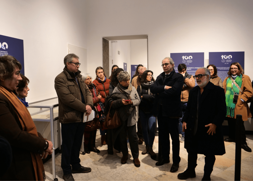 L'inaugurazione della mostra con i curatori, la prorettrice Marina Carini, i direttori dei dipartimenti di Filosofia e Studi storici, Marcello D'Agostino e Andrea Gamberini