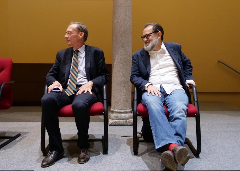 Alberto Bentoglio, docente di storia del teatro e Giorgio Zanchetti, direttore di dipartimento di Beni Culturali e ambientali,  alla presentazione dell'iniziativa "A bordo del Brigantino"