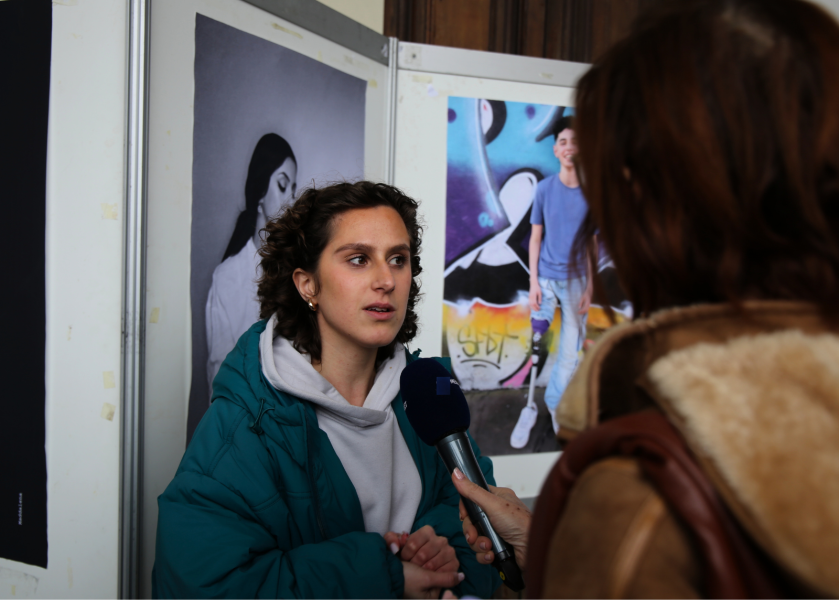Alcuni ragazzi e ragazze coinvolti nel progetto della mostra.