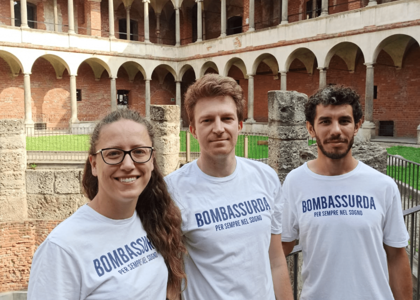 I colleghi di Luca Restelli alla Statale con la maglietta in suo ricordo