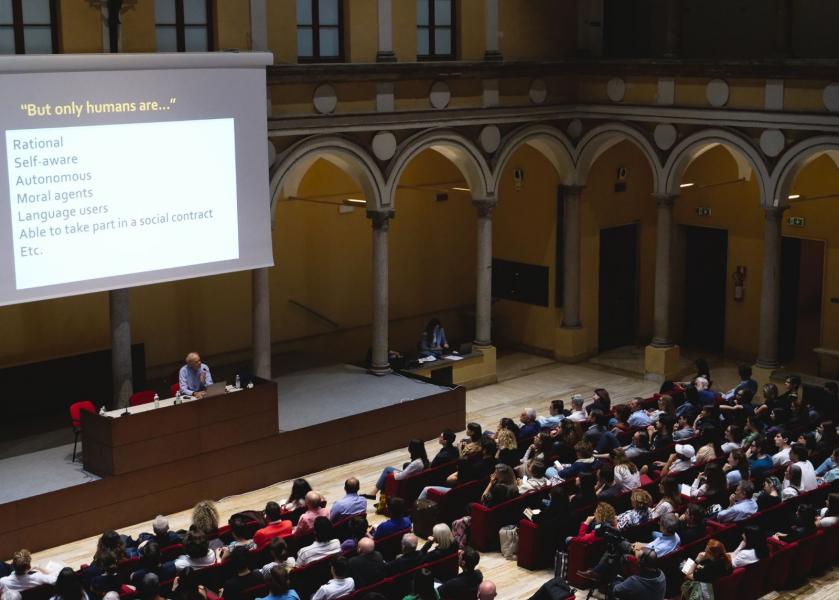 Un momento della lectio di Peter Singer nella sala Pio XII di via Sant'Antonio