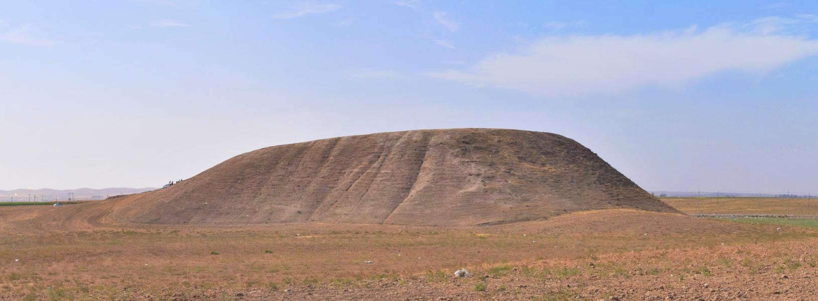 Il sito di Aliawa, una collina artificiale costituita da depositi archeologici pluristratificati