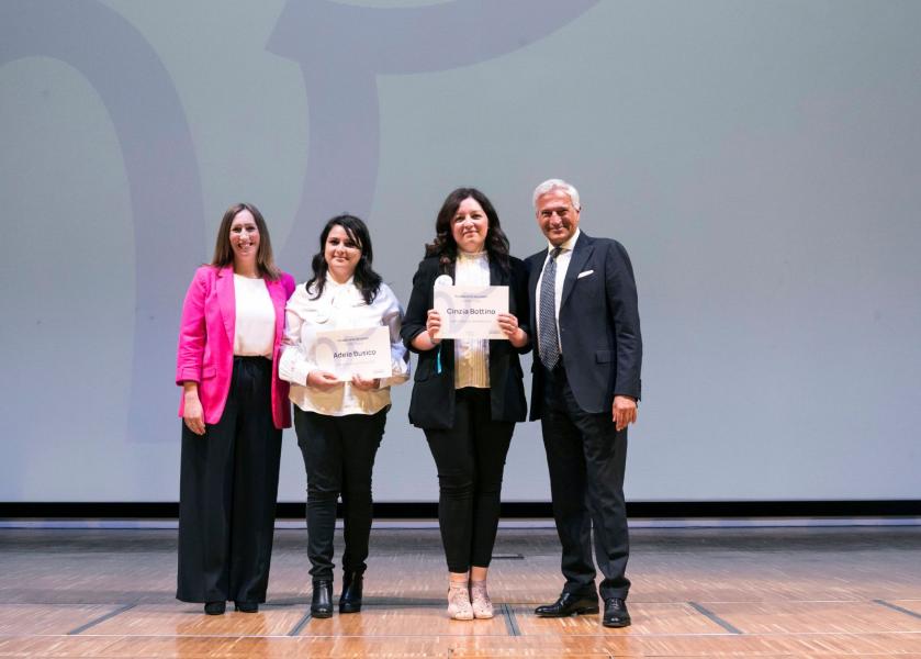 Premiazione di Adele Busico e Cinzia Bottino. Foto di Fondazione Umberto Veronesi.