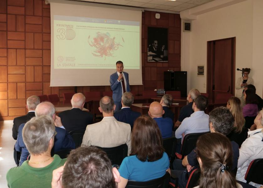 L'assessore all'Università, Ricerca, Innovazione di Regione Lombardia Alessandro Fermi alla presentazione di PRINTMED-3D.