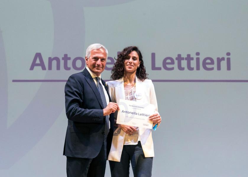 Premiazione di Antonella Lettieri. Foto di Fondazione Umberto Veronesi.
