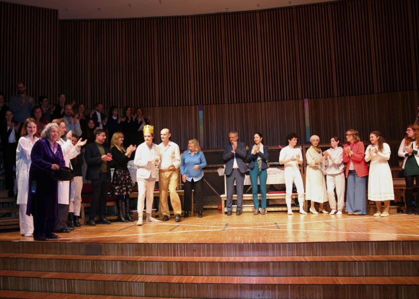 Interpreti e autorità sul palco dell'Aula Magna dell'Università Statale di Milano alla fine dello spettacolo "Chi come me".