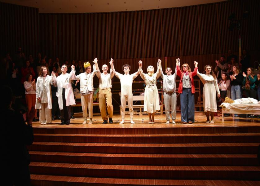 Attori e attrici dello spettacolo teatrale "Chi come me".