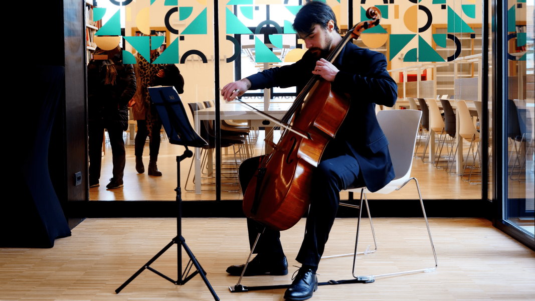 L'esibizione del violoncellista Francesco Tanzi