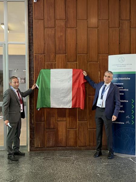 La cerimonia con Luc Bergè, presidente European Physical Society, e Giovanni Onida, direttore del dipartimento di Fisica "Aldo Pontremoli" della Statale, di scoprimento della targa per il riconoscimento di Sito Storico della Società Europea di Fisica al dipartimento di via Celoria