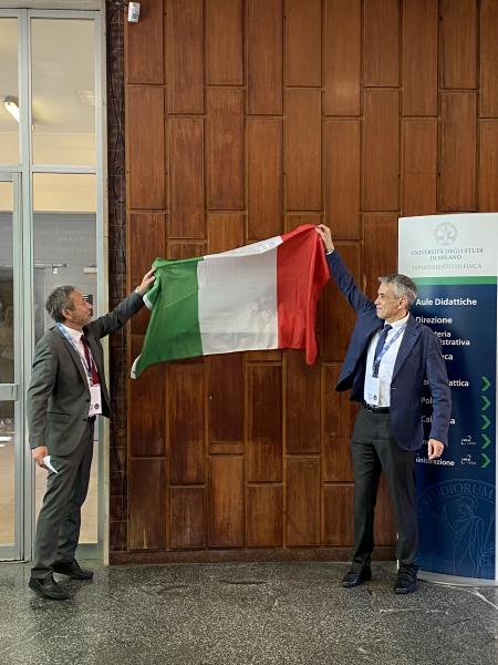 La cerimonia con Luc Bergè, presidente European Physical Society, e Giovanni Onida, direttore del dipartimento di Fisica "Aldo Pontremoli" della Statale, di scoprimento della targa per il riconoscimento di Sito Storico della Società Europea di Fisica al dipartimento di via Celoria
