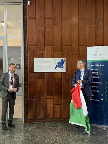 La cerimonia con Luc Bergè, presidente European Physical Society, e Giovanni Onida, direttore del dipartimento di Fisica "Aldo Pontremoli" della Statale, di scoprimento della targa per il riconoscimento di Sito Storico della Società Europea di Fisica al dipartimento di via Celoria