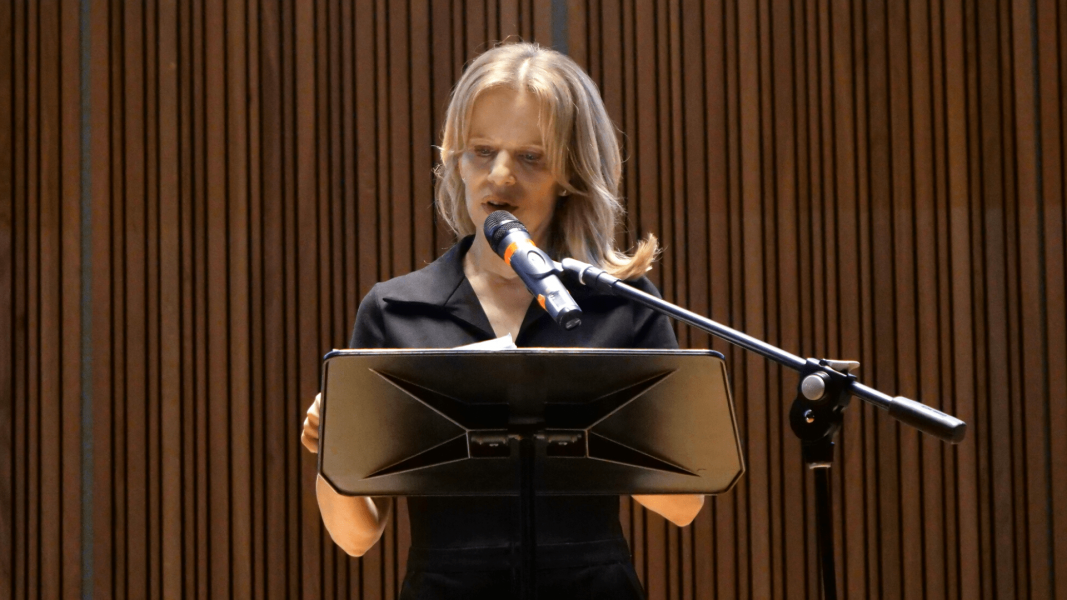 L'attrice Sonia Bergamasco legge brani tratti dai pamphlet di Chimanda Ngozi Adichie