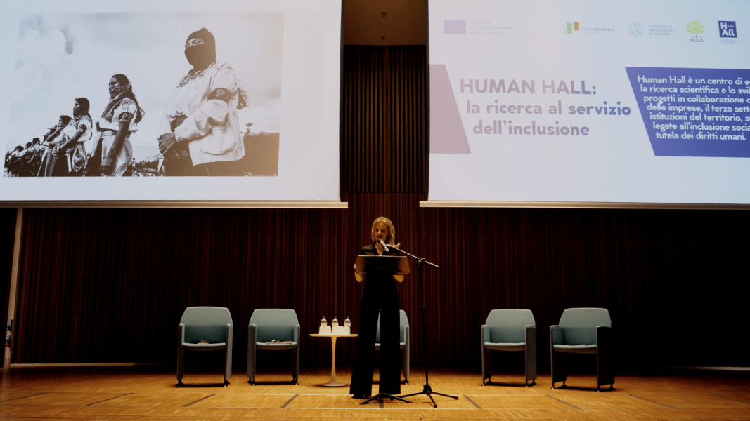 L'attrice Sonia Bergamasco legge brani tratti dai pamphlet di Chimanda Ngozi Adichie
