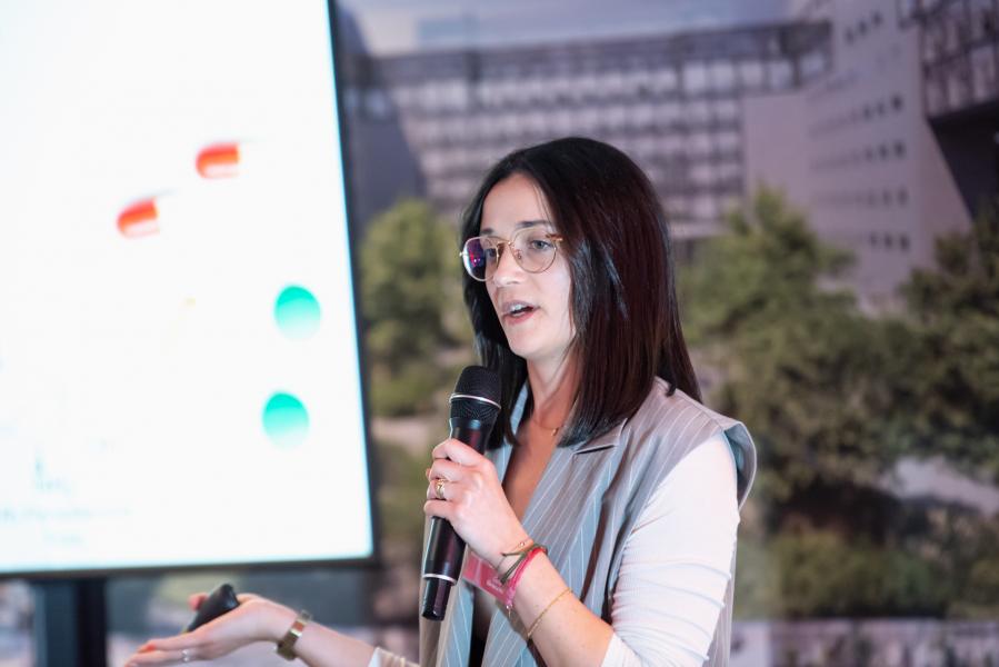Sara Grecchi durante la presentazione del progetto alla tappa italiana di Falling Walls Lab