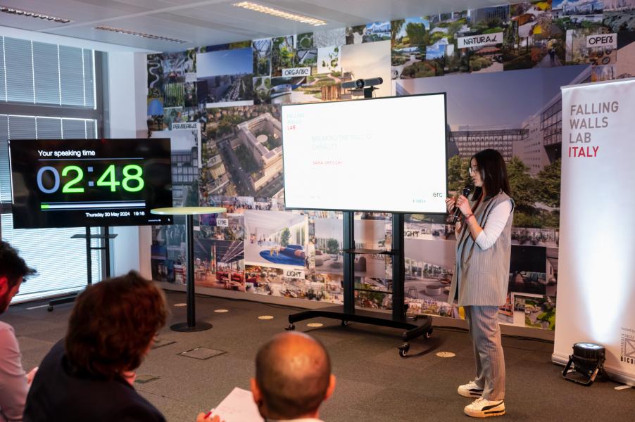 Sara Grecchi durante la presentazione del progetto alla tappa italiana di Falling Walls Lab