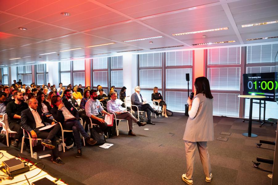 Sara Grecchi durante la presentazione del progetto alla tappa italiana di Falling Walls Lab