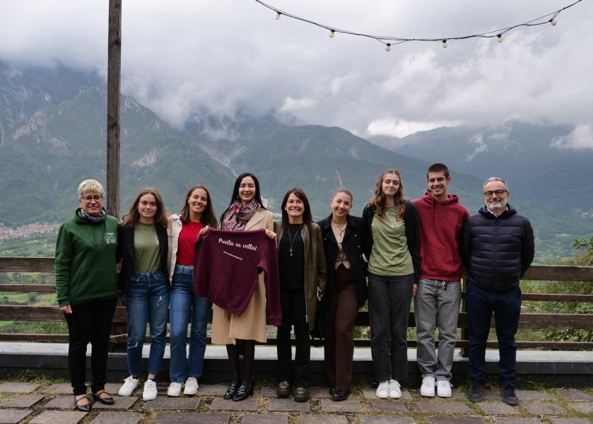Marina Brambilla, rettrice eletta, con gli studenti di Unimont presenti all'evento "Obiettivo Clima"