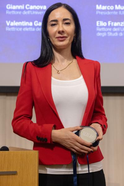 Marina Brambilla con il premio consegnato dalla IULM