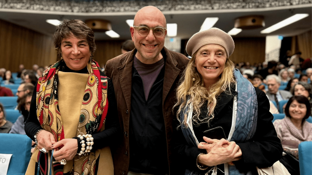 Le prorettrici Marina Carini e Maria Pia Abbracchio insieme al regista Paolo Virzì prima della proiezione di "Siccità" in Aula magna dell'Università degli Studi di Milano