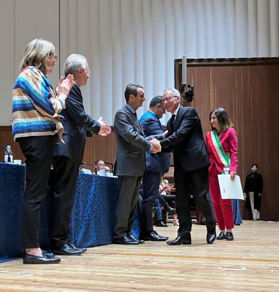 Un momento della consegna dell'Onorificenza al professor Gian Vincenzo Zuccotti