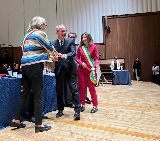 Un momento della consegna dell'Onorificenza al professor Gian Vincenzo Zuccotti