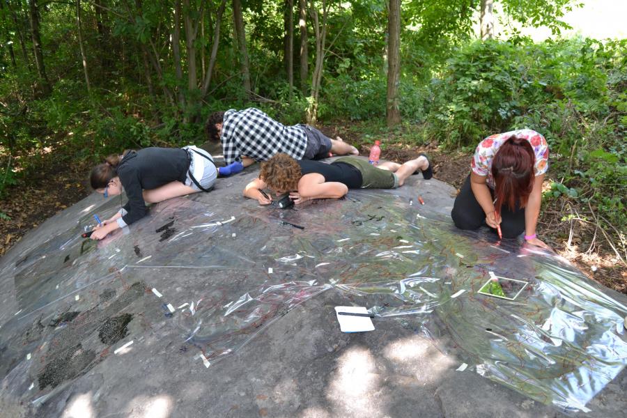 Attività di studio e ricerca sulle rocce della Valcamonica - Foto: Centro Camuno di Studi Preistorici