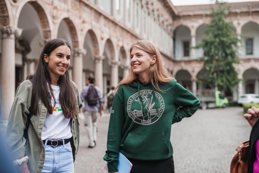 L'abbigliamento e gli accessori con il brand ufficiale dell’Università degli Studi di Milano in vendita su unimistore.it