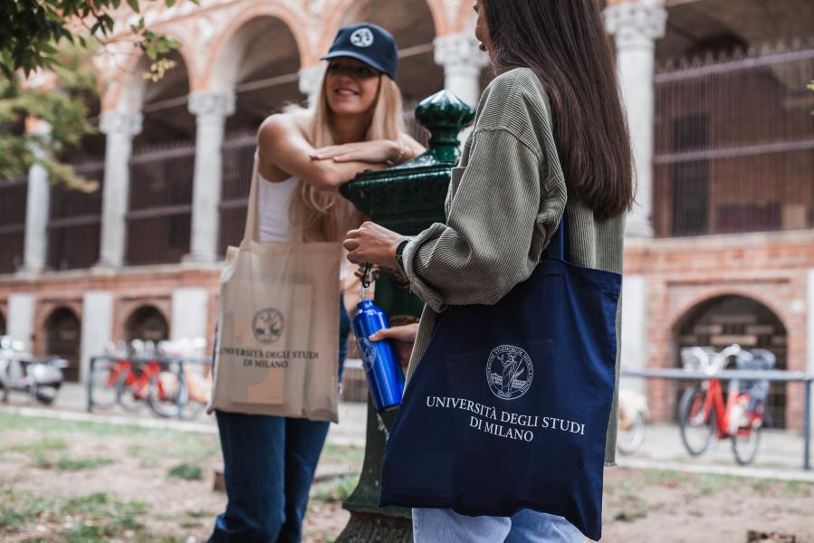 L'abbigliamento e gli accessori con il brand ufficiale dell’Università degli Studi di Milano in vendita su unimistore.it