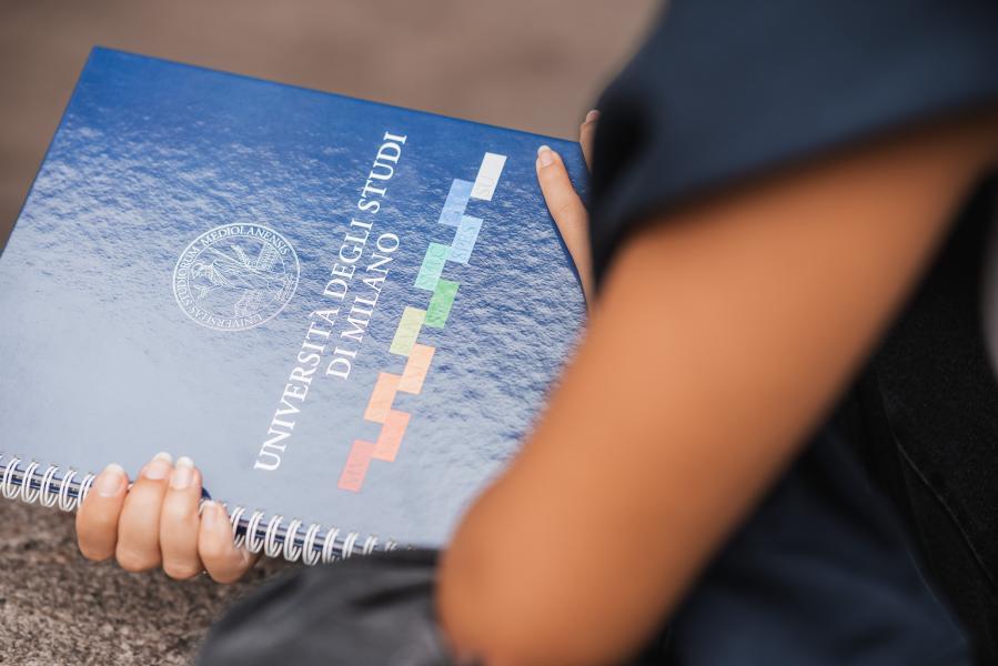 L'abbigliamento e gli accessori con il brand ufficiale dell’Università degli Studi di Milano in vendita su unimistore.it