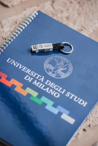 L'abbigliamento e gli accessori con il brand ufficiale dell’Università degli Studi di Milano in vendita su unimistore.it