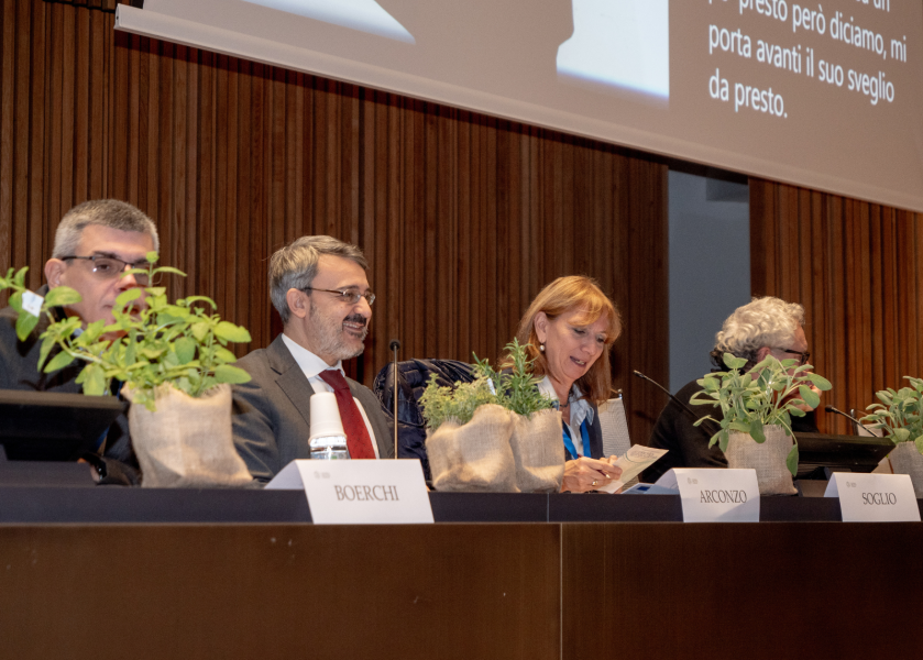 Da sinistra a destra: Diego BOERCHI, docente di Psicologia dell’orientamento e sviluppo di carriera, Università Cattolica del Sacro Cuore, Giuseppe ARCONZO, docente di Diritto costituzionale e coordinatore dell’Osservatorio giuridico permanente “Human Hall”, Università degli Studi di Milano, Elisabetta SOGLIO, giornalista del “Corriere della Sera”