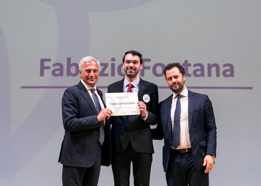 Premiazione di Fabrizio Fontana. Foto di Fondazione Umberto Veronesi.