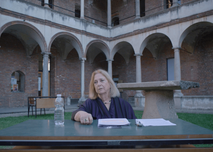 Marina Valcarenghi, psicoanalista e psicoterapeuta, nel Cortile della Legnaia dell'Università Statale