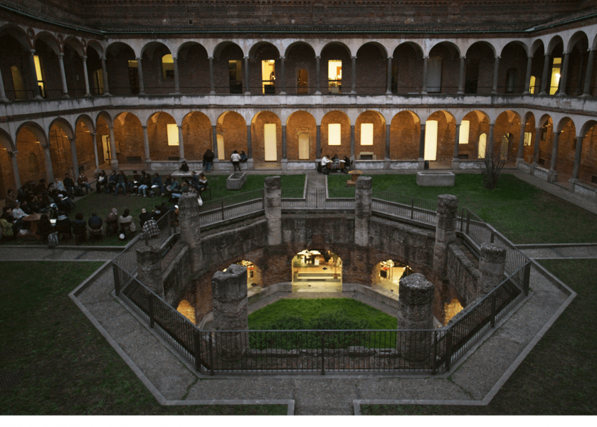 Una scena de "Il popolo delle donne" nel cortile della Legnaia dell'Università Statale
