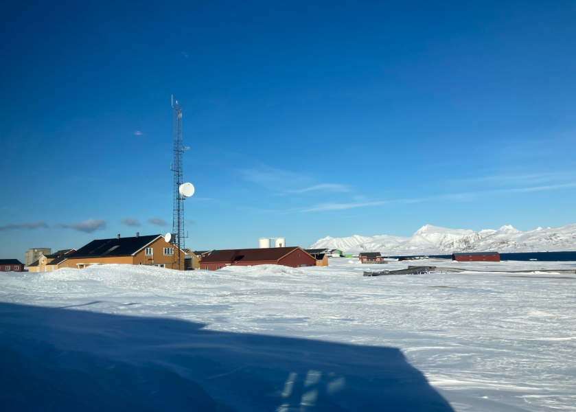 Ny Alesund, l’avamposto abitato più settentrionale della Terra dove si trova la stazione Artica “Dirigibile Italia” del CNR