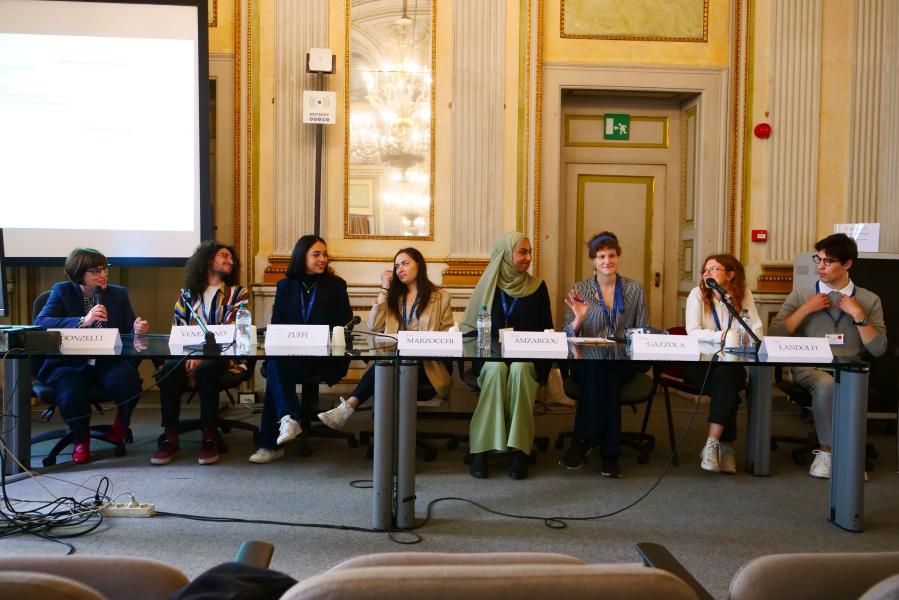 Studenti e studentesse presentano i tavoli tematici alla presentazione del Green Office