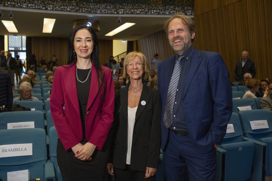  La rettrice Marina Brambilla con Enza Pellecchia, coordinatrice nazionale di RUniPace e  Roberto Cornelli, primo delegato dell’Ateneo a didattica, ricerca e terza missione sui temi della pace e della giustizia sociale
