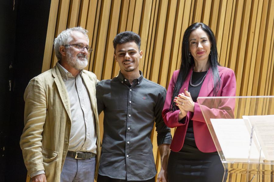 La rettrice Marina Brambilla, il prorettore Stefano Simonetta e uno degli studenti palestinesi accolti in Statale