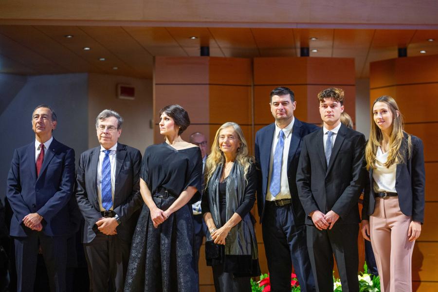 Il sindaco Giuseppe Sala, il rettore Elio Franzini, la prorettrice vicaria Maria Pia Abbracchio, la presidente del Consiglio comunale, Elena Buscemi, il direttore generale dell'Ateneo Roberto Conte, i rappresentanti degli studenti Elia Montani ed Elisabetta Giampaoli
