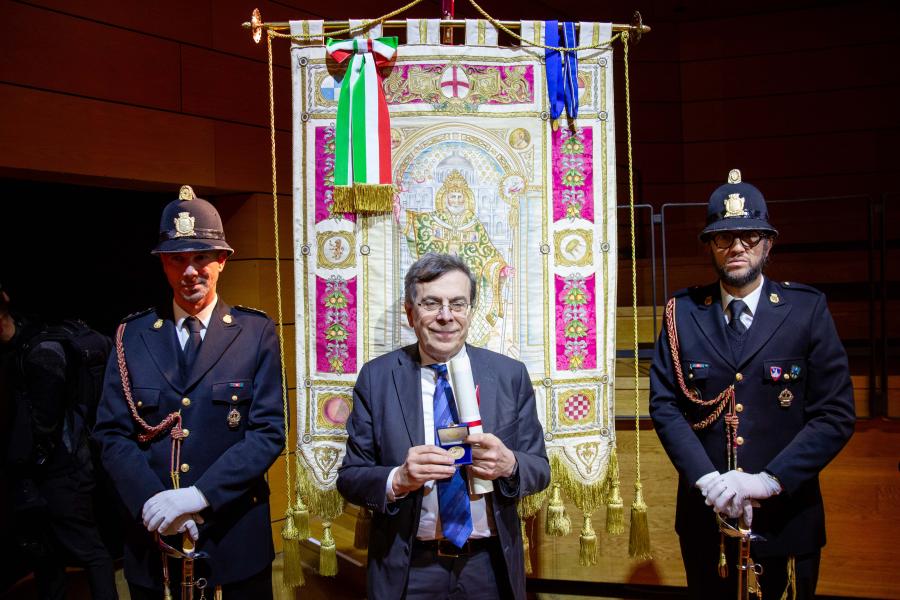 Il rettore Elio Franzini con la Grande Medaglia d'oro del Comune di Milano
