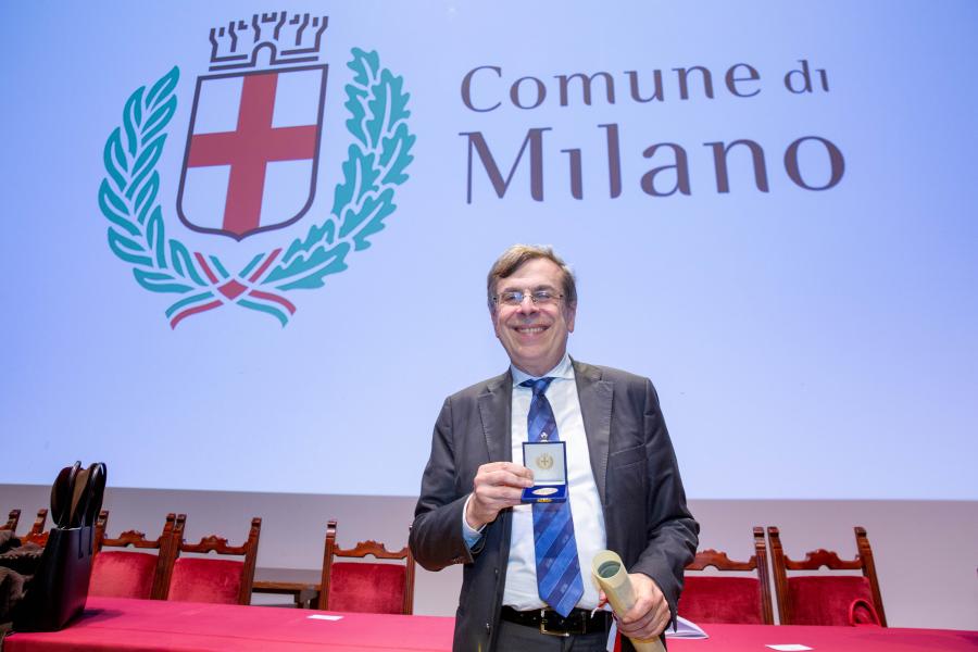 Il rettore Elio Franzini con la Grande Medaglia d'oro del Comune di Milano
