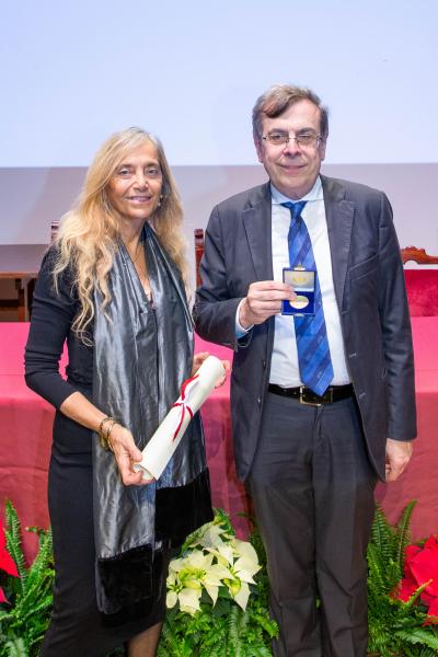 La prorettrice vicaria Maria Pia Abbracchio e il rettore Elio Franzini con la Grande Medaglia d'oro del Comune di Milano