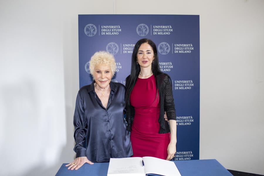 Ornella Vanoni con la rettrice Marina Brambilla e il Libro d'Onore 