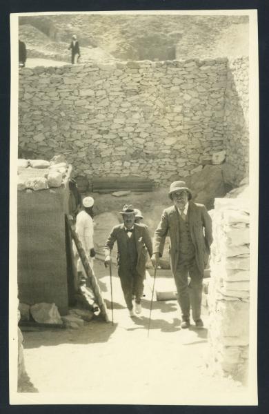 Howard Carter e Pierre Lacau dopo una visita alla tomba di Tutankhamon - Archivi di Egittologia dell'Università Statale di Milano