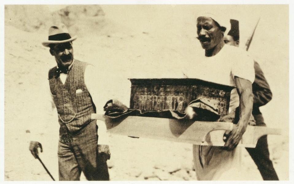 Howard Carter supervisiona il trasposto degli oggetti della tomba di Tutankhamon  - Archivi di Egittologia dell'Università Statale di Milano