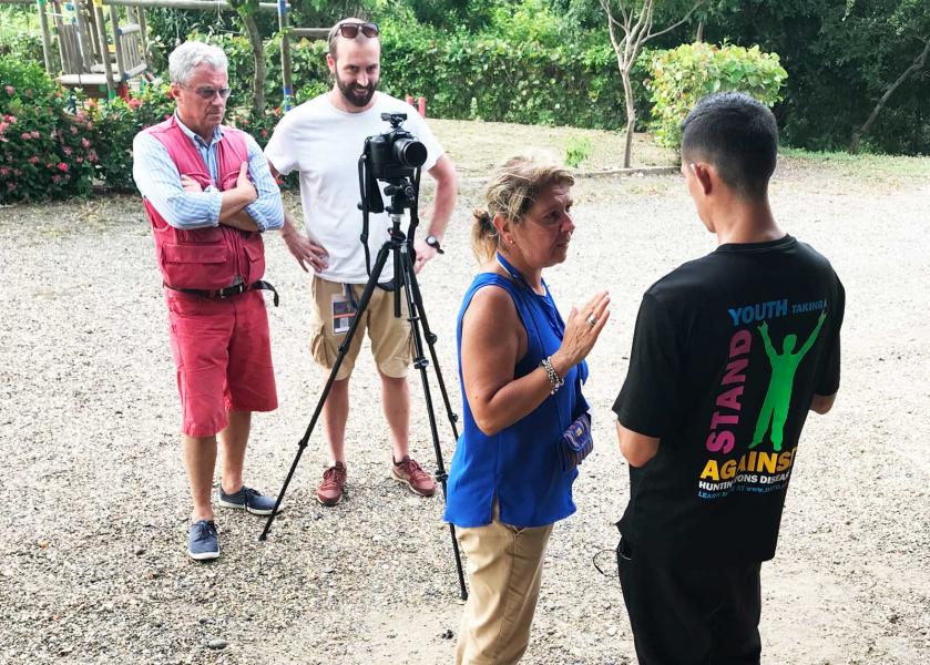 Fotografi e videomaker di Huntington Onlus insieme a un ragazzo a rischio di malattia 