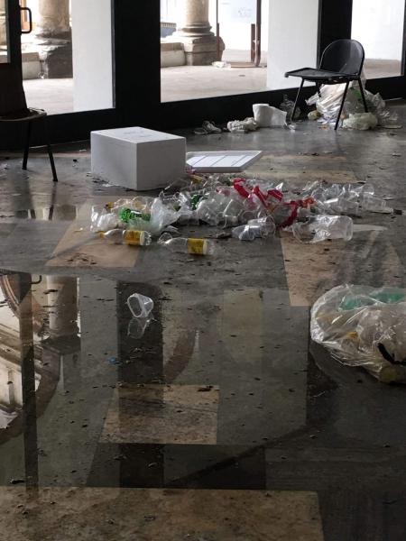 Lo spazio antistante l'Aula Magna di via Festa del Perdono dopo la festa non autorizzata