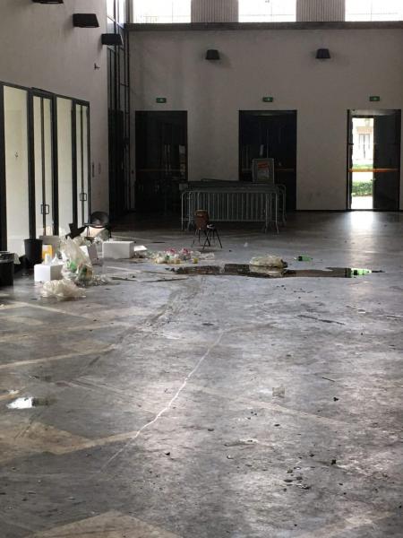 Lo spazio antistante l'Aula Magna di via Festa del Perdono dopo la festa non autorizzata