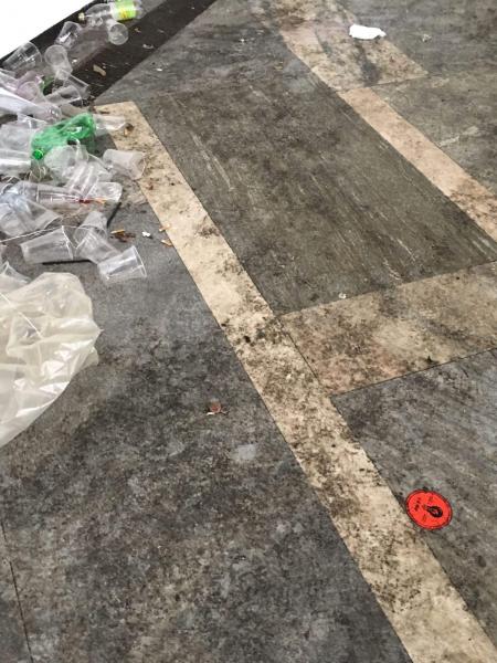 Particolare dello spazio antistante l'Aula Magna di via Festa del Perdono dopo la festa non autorizzata