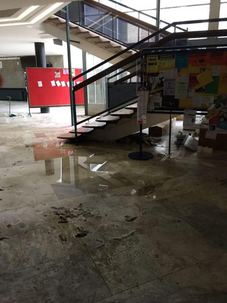 Lo spazio antistante l'Aula Magna di via Festa del Perdono dopo la festa non autorizzata